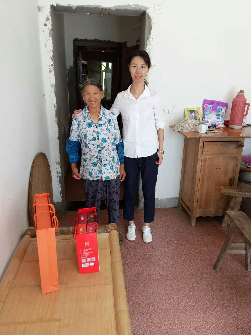 市法制办慰问贫困户