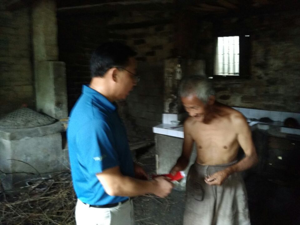 县广播电视台领导到宝坪村上党