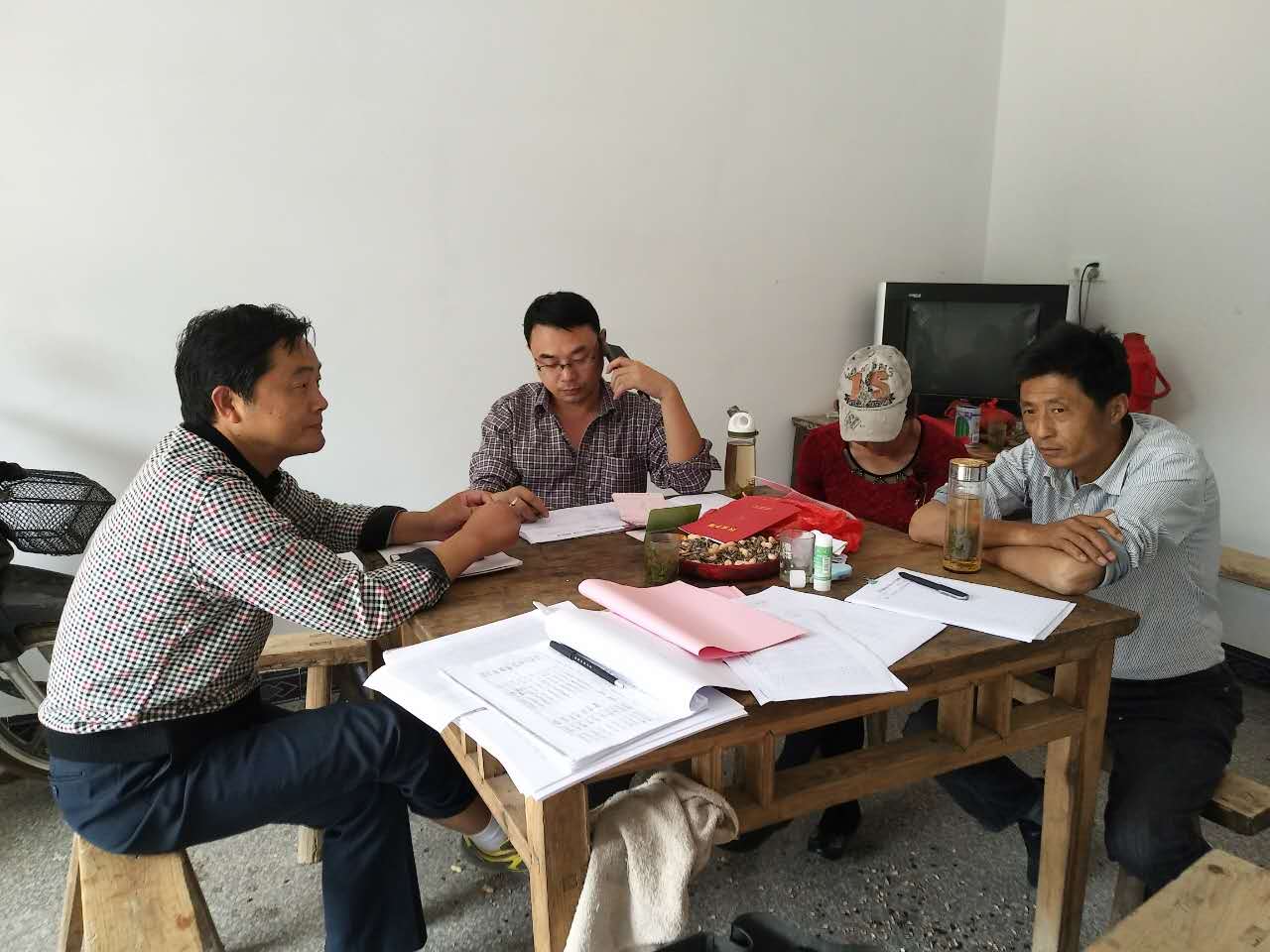 驻村工作队书记和村两委成员入