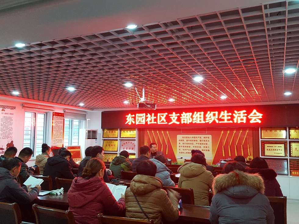 东园警务室向群众报告工作