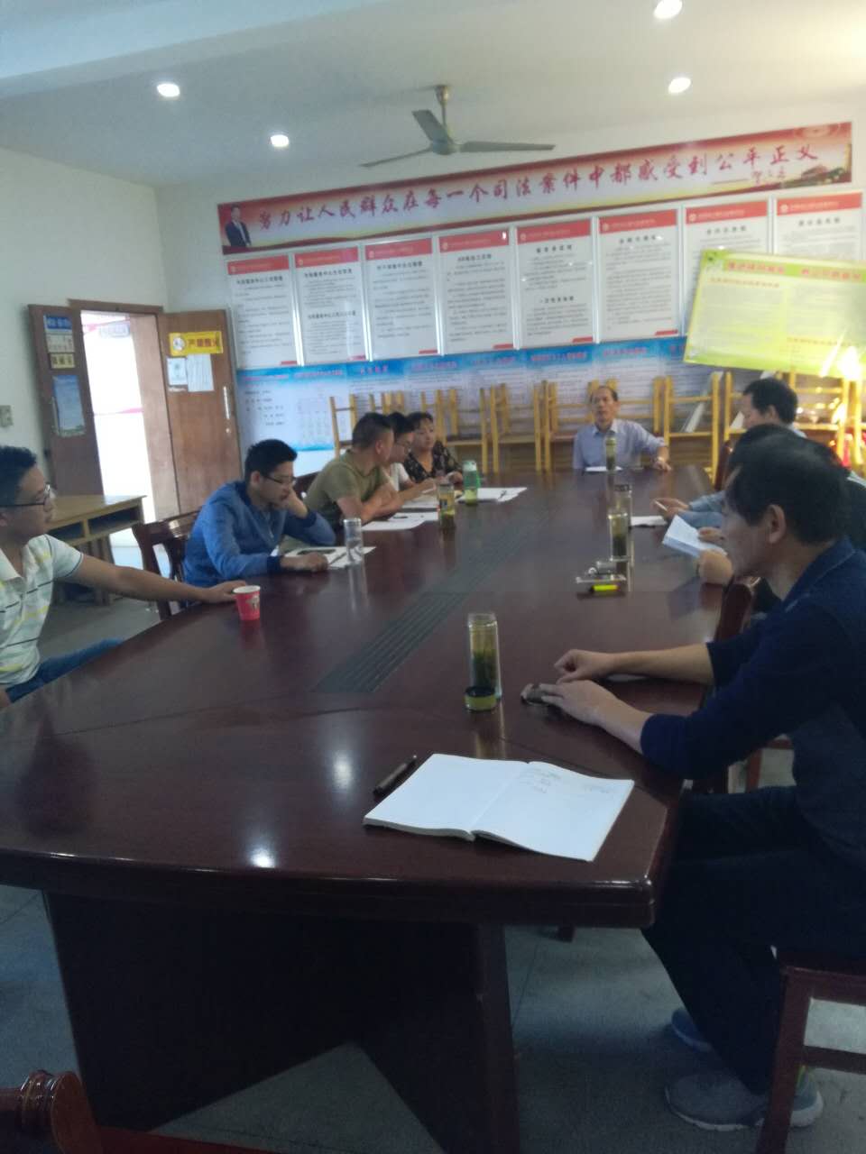 花亭湖村召开扶贫例会