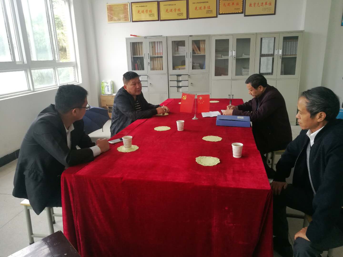 花亭湖扶贫队长和村书记同花凉