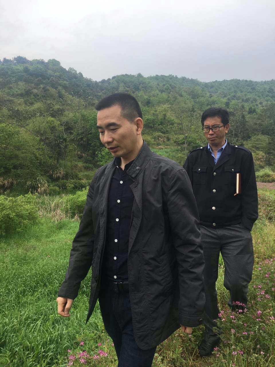 镇领导我村察看汛期前水利工程