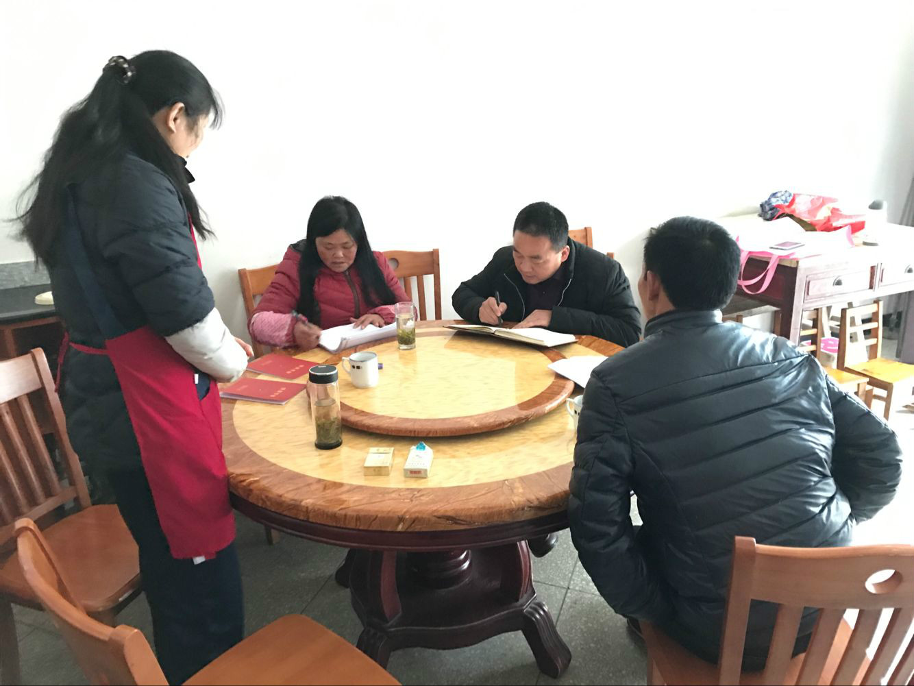 镇盛主任到龙坪村走访贫困户