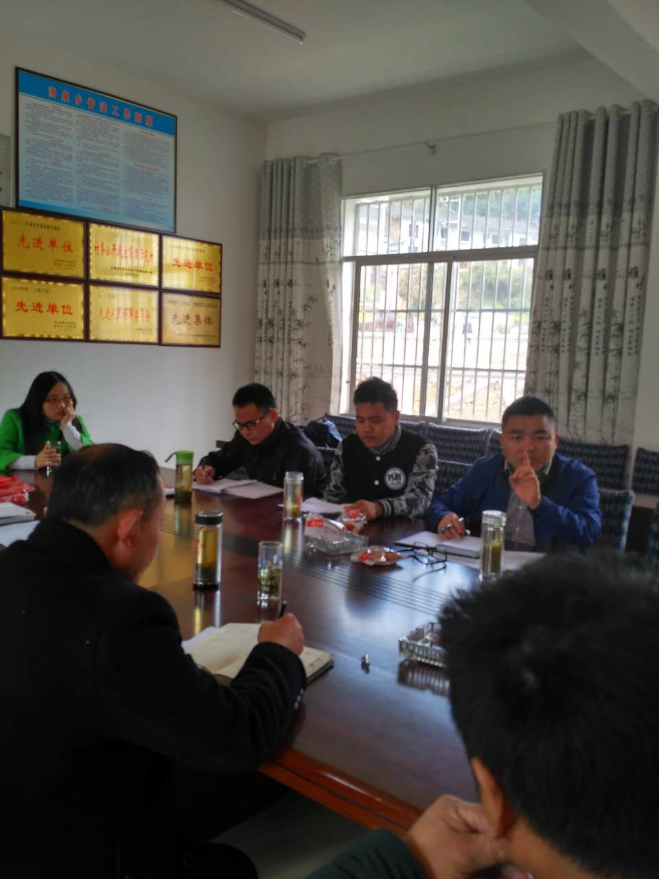 县残联杨理一行来我村指导扶贫