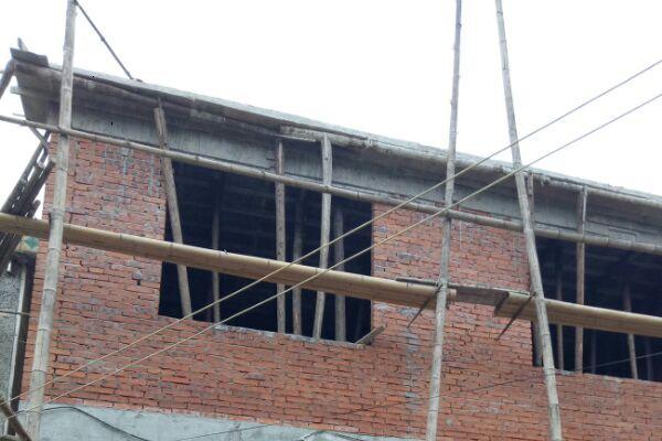 镇领导到我村察看危房改造情况